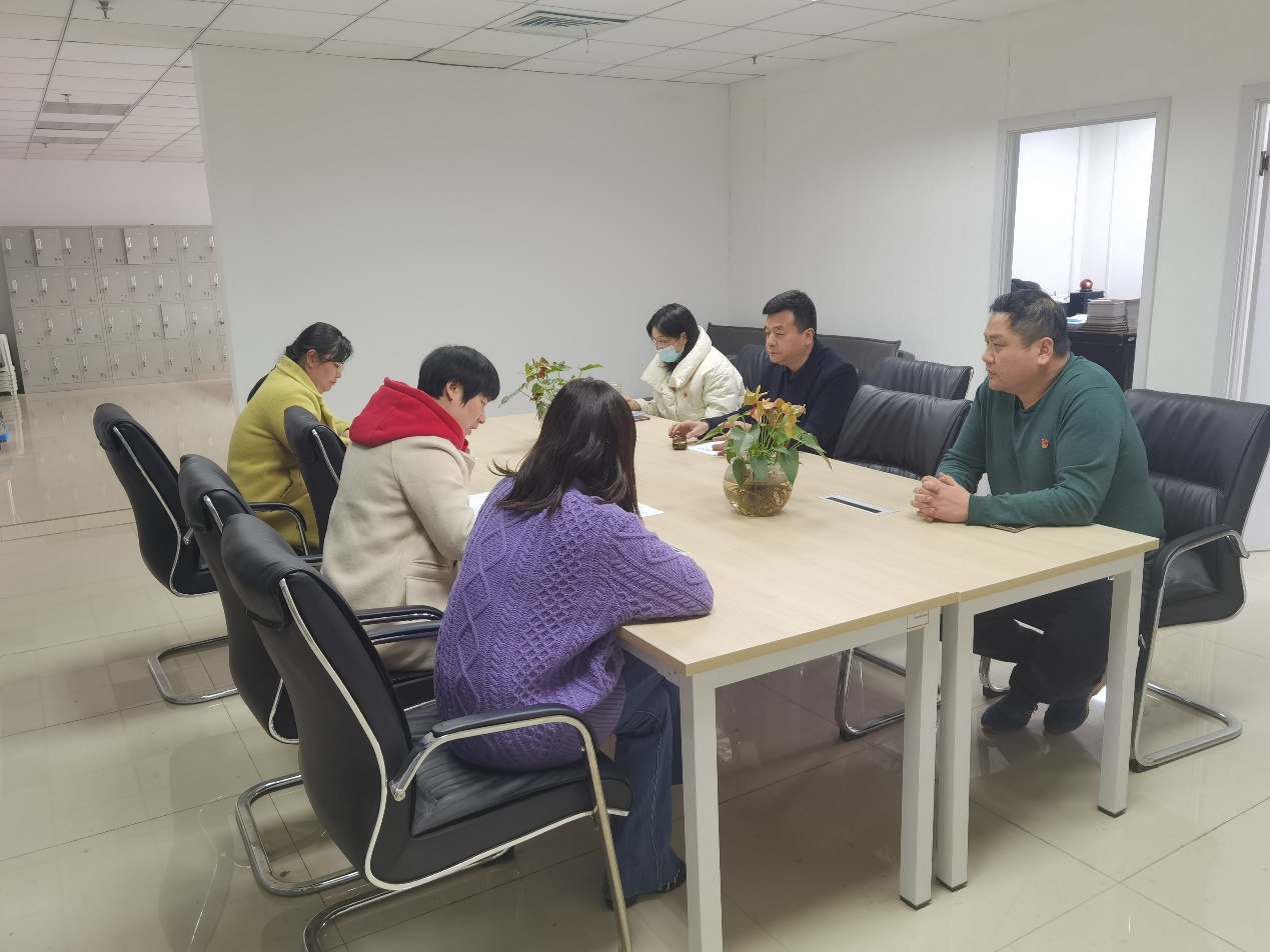 会议室里的人们描述已自动生成